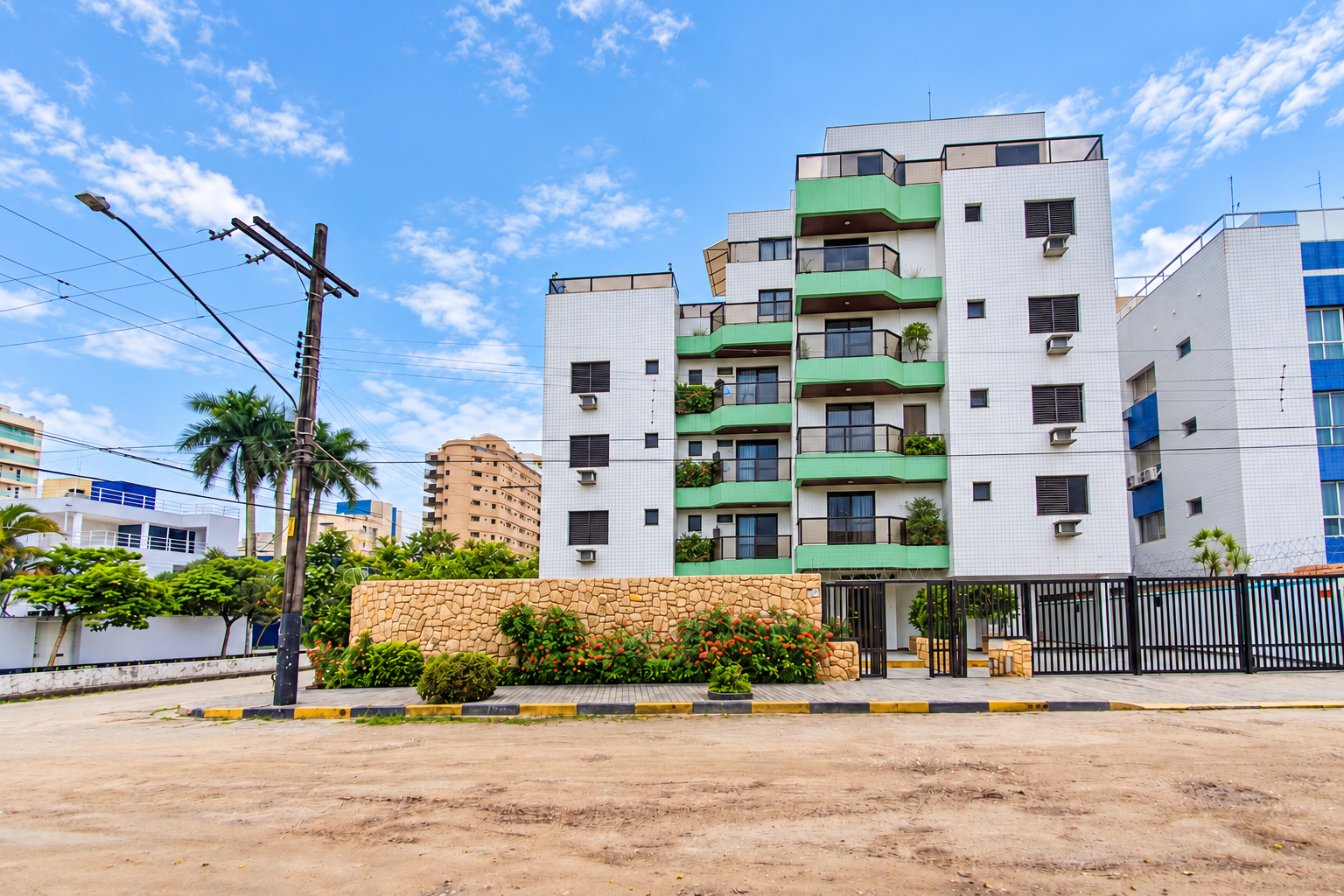 Edifício Veneza, na Enseada, em Guarujá, empreendimento residencial incorporado e construído pela Construgel